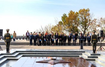 ՀՀ-ում հավատարմագրված դիվանագետներըն անմար կրակի մոտ հարգել են բոլոր հակամարտությունների զոհերի հիշատակը