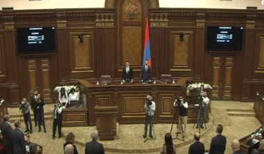 Պատգամավորները մեկ րոպե լռությամբ հարգեցին կյանքից անժամանակ հեռացած Մաթևոս Ասատրյանի հիշատակը