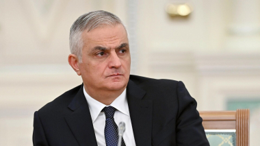 Ինչպես է Մհեր Գրիգորյանի ավտոշարասյունը մեկնում Ադրբեջանի փոխվարչապետի հետ հանդիպման. տեսանյութ