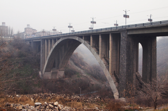 Տղամարդը Կիևյան կամրջից ցած է նետվել