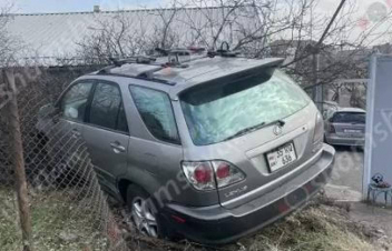 Ավտովթարի հետևանքով «Լեքսուս»-ը բախվել է ցանցե ցանկապատին ու հայտնվել բնակչի տան տարածքում