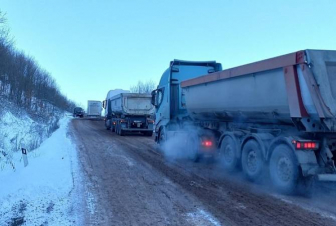 Փրկարարներն Աղվանի-Տաթև ճանապարհահատվածում արգելափակումից դուրս են բերել 25 բեռնատար ավտոմեքենա