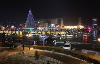 Վառվել են Գյումրու գլխավոր տոնածառի լույսերը. քաղաքապետը հաջորդ տարվա համար նորն ունենալու խոստում է տվել