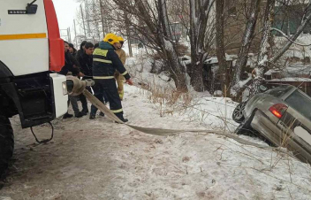 Opel-ը Քուչակ գյուղում դուրս է եկել երթևեկելի գոտուց և կողաշրջվել