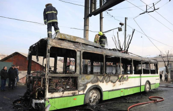 Երևանում այրված տրոլեյբուսը մոխրակույտի է վերածվել. նոր մանրամասներ