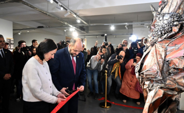 Երևանում բացվել է Փարաջանովի արձանը, նախատեսվում է «Նռան գույնի» հրապարակ ունենալ