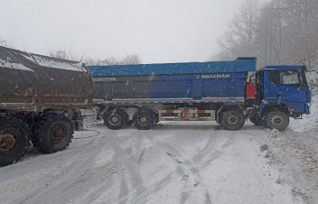 Սյունիքում ձյան ու մերկասառույցի պատճառով բեռնատարներ և ավտոբուսներ են արգելափակվել