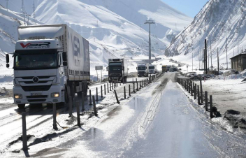 Վարդենյաց լեռնանցքում և Ստեփանավանի ոլորաններում կան բեռնատարների երթևեկության սահմանափակումներ, Լարսը բաց է