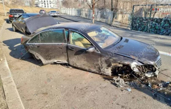 «Մերսեդես»-ը մոտ 2 մետր բարձրությունից ընկել և հայտնվել է հանդիպակաց գոտում. կան տուժածներ