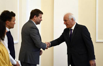 Հայաստանը հստակ դիրքորոշում ունի հասնել խաղաղության․ Խաչատուրյանը հանդիպել է ֆրանսիացի մտավորականների հետ