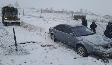 Գեղարոտ-Ծիլքար ճանապարհին մեքենան դուրս է եկել երթևեկելի հատվածից և արգելափակվել ձյան շերտում