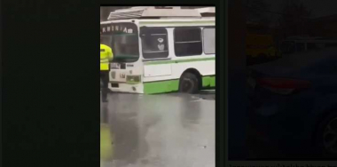 Տրոլեյբուսը հայտնվել է խրամուղում. շինարարը կտուգանվի