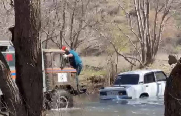 Ինչպես են փրկարարներն Արփա գետից դուրս բերում ավտոմեքենան