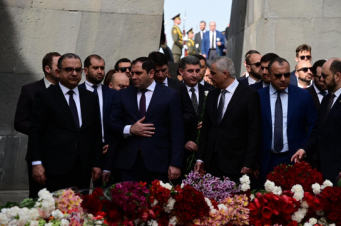 Պաշտպանության նախարար Պապիկյանը հարգանքի տուրք է մատուցել Մեծ եղեռնի 1,5 միլիոն զոհերի հիշատակին