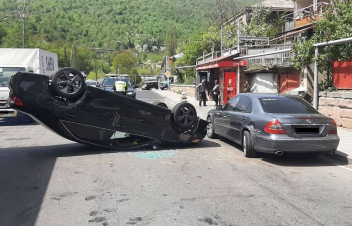 «Տոյոտա»-ն բախվել է կայանված «Մերսեդես բենց» մակնիշի ավտոմեքենային և շրջվել