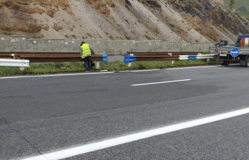 Վերականգնվում են ավտոճանապարհների մետաղական արգելափակոցները