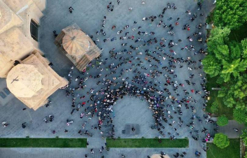 Բագրատի հավաքույթը` Սուրբ Աննա եկեղեցու բակում