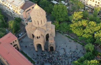 Գալստանյանի հավաքը Սուրբ Աննա եկեղեցու բակում