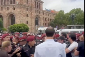 Ինչպես են ցուցարարները հարվածում ոստիկաններին