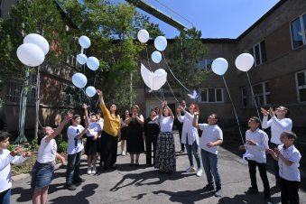 ՀՀ վարչապետի տիկին Աննա Հակոբյանը հունիսմեկյան նվերներ է մատուցել տարբեր մանկատների և զբաղվածության կենտրոնների սաներին, մասնակցել տոնական միջոցառումների