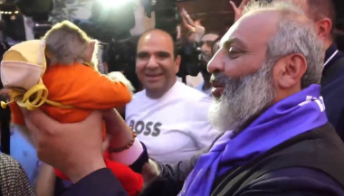 Գալստանյանը 400 ցուցարարով ուղևորվեց Սարյան փողոց, որտեղ Գինու Փառատոնին մասնակցում էր 6000 մարդ