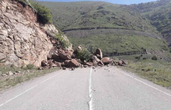 Վարդենյաց լեռնանցքում քարաթափումից հետո երթևեկությունը վերականգնվել է