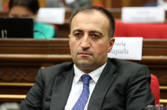 Մեր ընդդիմադիր գործընկերները գետինը չե՞ն մտնում, երբ մի ինքնահռչակ շառլատան խոսում է իրենց մանդատները դնելուց. Թորոսյան