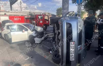 Թաղապետարանի խաչմերուկում մեքենաներ են բախվել, մեկը կողաշրջվել, հայտնվել է մայթին. կան վիրավորներ