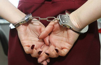 Աղջիկները հայհոյել են, սննդի կետի աշխատակցի դիտողությունից հետո՝ հարձակվել, հարվածներ հասցրել