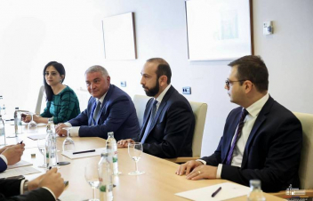 ՀՀ-ն ընթանում է ժողովրդավարական զարգացման ուղիով. Արարատ Միրզոյանը՝ Էլմեդին Կոնակովիչին