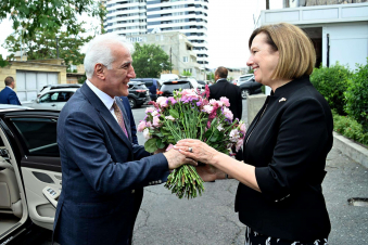 Վահագն Խաչատուրյանն իր բարեմաղթանքներն է փոխանցել Բայդենին, Քվինին, դեսպանությանը