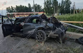 Անհայտ մակնիշի մեքենան բախվել է «Նիսսան»-ին, որն էլ հարվածել է երկաթե արգելապատնեշին ու բեռնատար «Գազել»-ին. կա վիրավոր