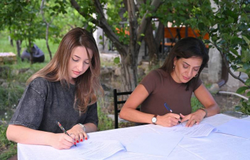 42 սկսնակ կին գործարարները ստացել են 1 մլն դրամ դրամաշնորհի հավաստագրերը և կնքել պայմանագրերը (տեսանյութ)