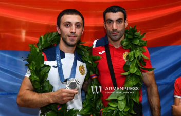 Արթուր Դավթյանն ու Վահագն Դավթյանը վերադարձել են հայրենիք. նրանց դիմավորել են «Զվարթնոց» օդանավակայանում