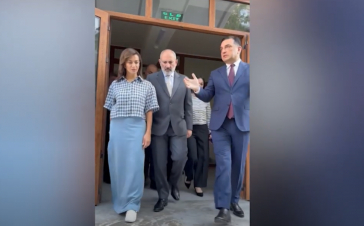 Նիկոլ Փաշինյանը տիկնոջ հետ այցելել է Հերացու ավագ դպրոցի նորակառույց շենք