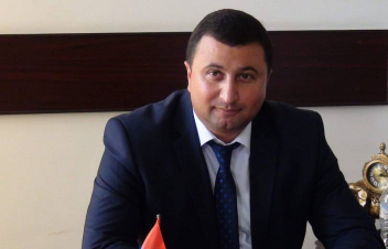 Ձերբակալվել են Շիրակի մարզպետարանի կրթության վարչության պետ Հրայր Կարապետյանը, դպրոցներից մեկի տնօրենն ու տեղակալը