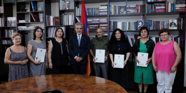 Դանիել Դանիելյանը շնորհակալագրեր է հանձնել Ղ. Սարյանի անվան միջնակարգ մասնագիտական արվեստի դպրոցի մանկավարժներին