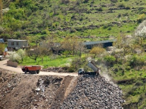 «Կորեայի ձոր»-ում բեռնատարներով աղբ են թափում