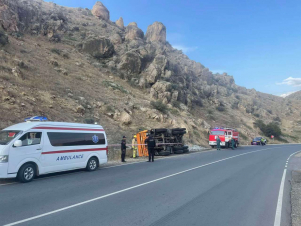 Երևան-Մեղրի ավտոճանապարհին բեռնատարը կողաշրջվել է․ կա տուժած