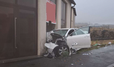 Երևանում Toyota-ն բախվել է խանութի պատին․ կա զոհ