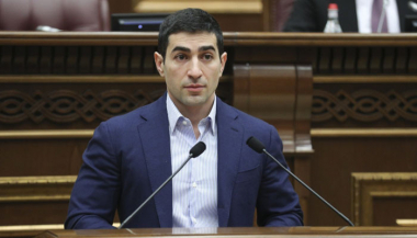 Երեսպաշտությունը պոզով-պոչով չի լինում, ԱԺ ամբիոնից Քոչարյան կրտսերի դեմքով է լինում. Չախոյան