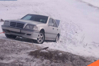 Կարմրավան գյուղի ավտոճանապարհին մեքենան արգելափակվել է