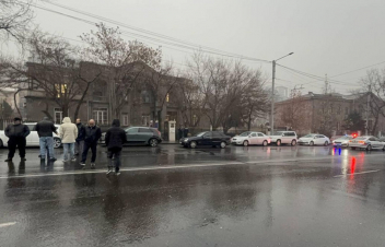 Բաղրամյանում երթևեկությունը վերականգնվել է. Ալեն Սիմոնյանը հանդիպել է անհետ կորած զինծառայողների հարազատների հետ