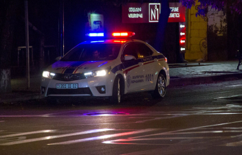 Երևանի տներից մեկի բակում հայտնաբերվել է երիտասարդ տղայի մարմին, ոտքերի մոտ էլ՝ ինքնաձիգ