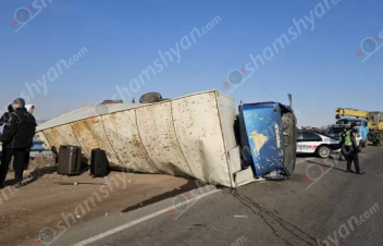 Բեռնատարը Ուշիի ոլորաններում բախվել է երկաթե արգելապատնեշներին և կողաշրջվել