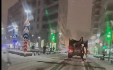 Ձյան առատ տեղումներին զուգահեռ՝ Կենտրոն վարչական շրջանը շարունակում է ողջ ռեսուրսների օգտագործմամբ ձնամաքրման աշխատանքները տարբեր հատվածներում