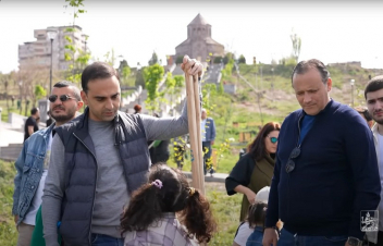 Շուրջ 1300 ծառ, ավելի քան 200 մշտադալար թուփ. Նոր Նորքում ծառատունկին նաև Ավինյանն է դուստրերի հետ մասնակցել