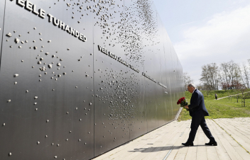 Տալլինում Նիկոլ Փաշինյանը ծաղիկներ է խոնարհել՝ հարգանքի տուրք մատուցելով Կոմունիզմի զոհերի հիշատակին