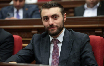 Ձեր կեղտոտ ձեռքերը հեռու պահեք մայրերից. քաղաքական պրոցեսների համար համապատասխան հարթակներ կան. Արեն Մկրտչյան