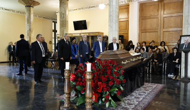 Վարչապետը հարգանքի տուրք է մատուցել Ռադիկ Մարտիրոսյանի հիշատակին